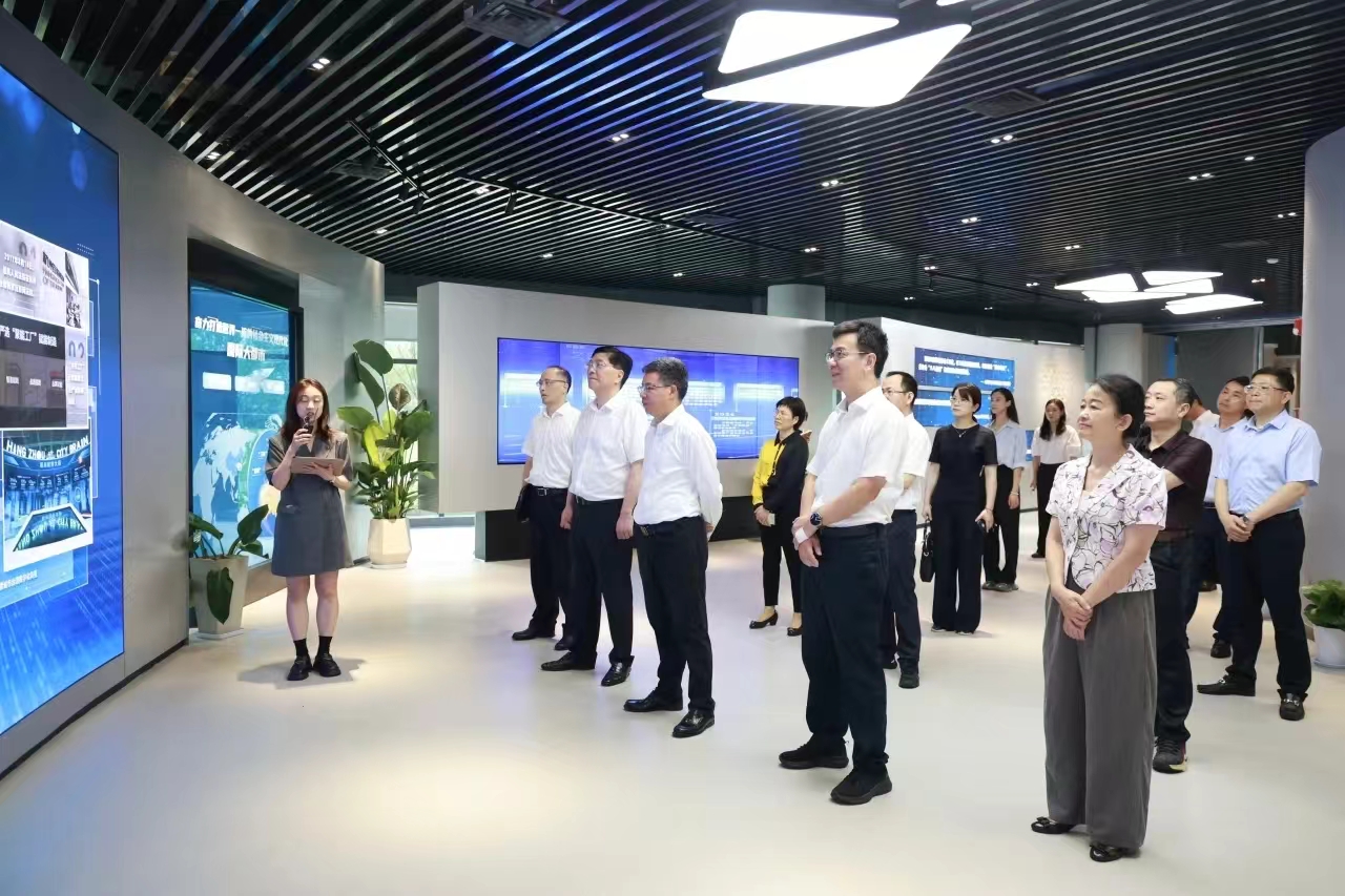 浙江省人大常委会副主任暨军民一行莅临尊龙在线登录科技调研